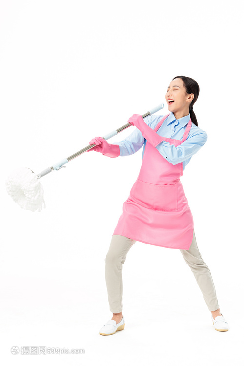 家政服務女性用拖把當麥唱歌